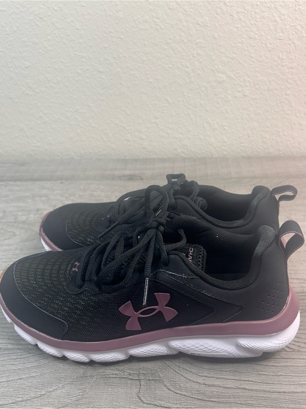 Under Armour Women's Charged Assert Black & Mauve Athletic Running Sneakers Sz7 - Picture 2 of 11